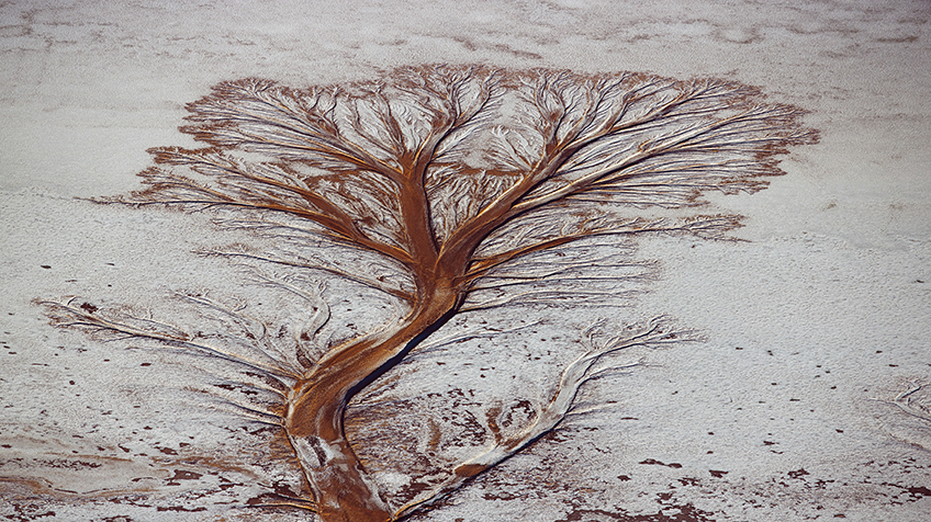 Le salar d’Uyuni est une formation géologique exceptionnelle, résultant de l’évaporation progressive d’un lac préhistorique appelé Lago Minchin. Il y a 11 000 ans, ce lac était profond d’une centaine de mètres. Aujourd’hui, les réserves de sel du salar sont estimées à 10 milliards de tonnes. Cette région de l’Altiplano est balayée par des vents constants qui en font l’une des régions les plus plates du monde.
