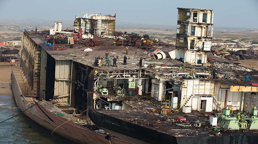 Situés à une cinquantaine de kilomètres au nord-est de Karachi, les chantiers de démantèlement de navires de Gadani peuvent accueillir une centaine de bateaux et emploient plusieurs milliers de personnes. Les ouvriers sont exposés aux produits toxiques comme le plomb, les PCB, les résidus de carburant ou encore la rouille. Dans le monde, plus d’un millier de grands navires sont ainsi démolis chaque année.